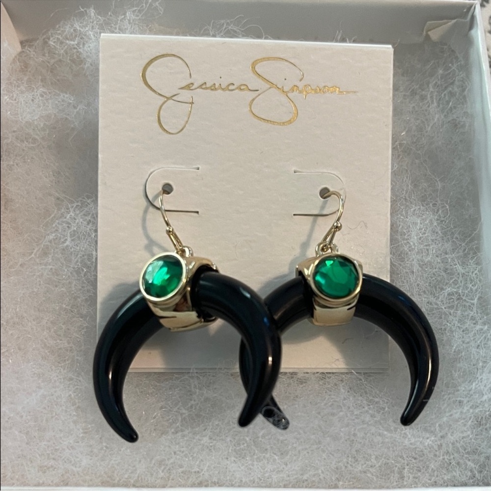Beautiful crescent earrings with striking emerald stones, Jessica Simpson - Picture 2 of 8